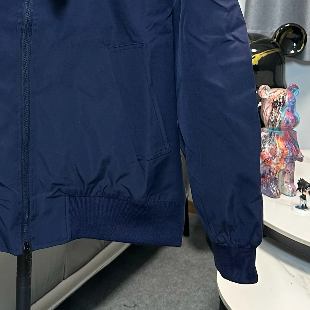 P320 Ralh Lauren men's old money style veteran stand collar workwear Harrington jacket. Ralh Lauren has gone crazy this year. The upper body of major Internet celebrities. The fabric has a double-layer shin feel and is full of weight! It's not as heavy as a regular jacket, and the ordinary cotton material feels really different. This one is super comfortable, soft and stylish, and has a green plaid interior that has a retro movie fashion feel! The fit is loose but not baggy. The size is just right and not too picky. The dropped shoulder design modifies the shoulder shape without making it look bulky. This silhouette is a style that will never go out of style after being worn for a long time. The upper body is also very durable and recognizable. The loose and reasonable fit can be worn by both men and women, making it easy to create a clean and refreshing youthful look. The embroidery on the chest is all German Oman embroidery fiber with original data. The embroidery process is very particular. It uses Japanese Tajima machines to ensure the embroidery is exquisite and three-dimensional. That is what I said is different from the ones on the market. Regarding the workmanship, the version is a loose version and can be used by boys and girls!! Color: black, navy, size: S-XL